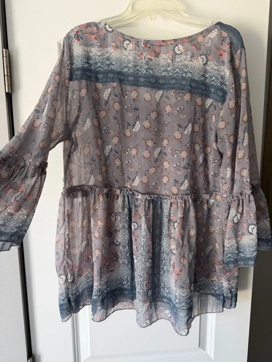 Knox Rose Gray Floral V-Neck Pintuck Peasant Top - Picture 4 of 4